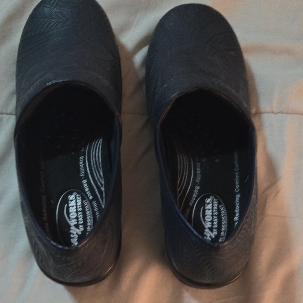 Woman's size 10ww easy work slip resistant shoe. Wore a handful of times